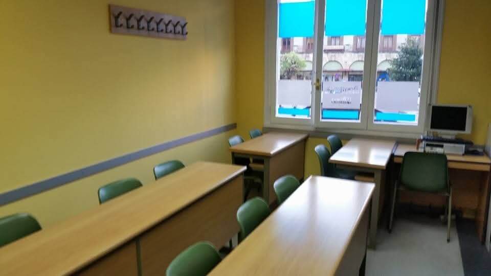 Aula de Academia Minas con mesas para grupos reducidos
