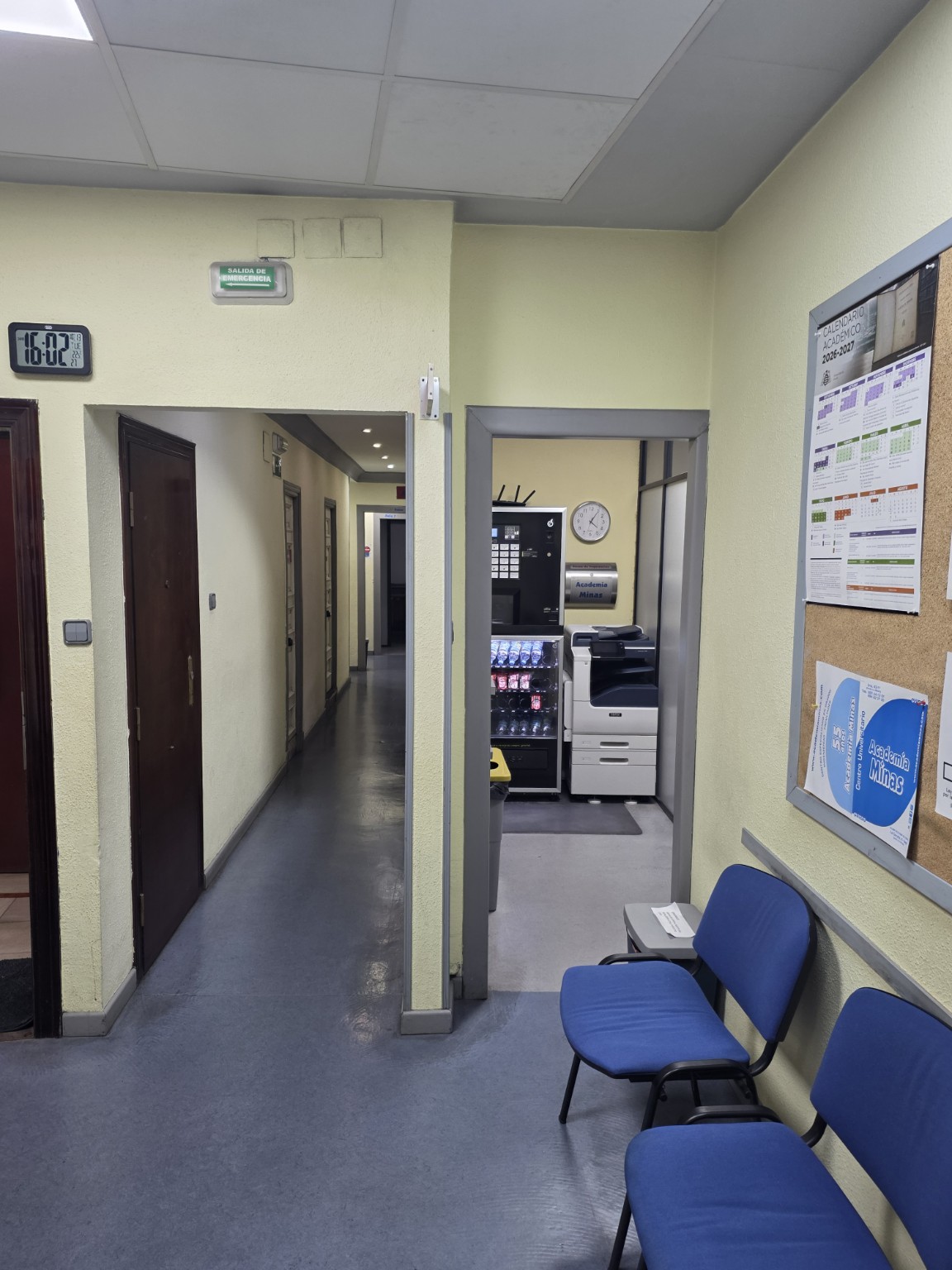 Zona de espera de Academia Minas junto al pasillo y la fotocopiadora