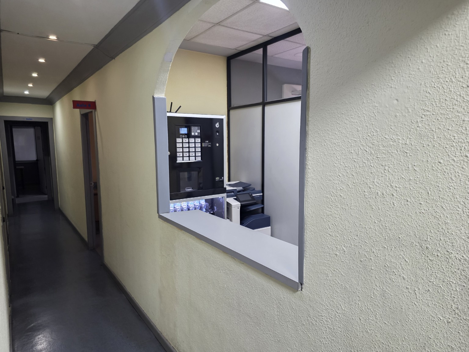 Pasillo de Academia Minas con acceso a la zona de café e impresión